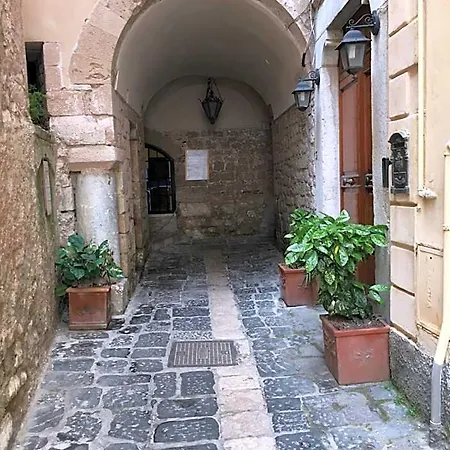 Almayer Noemi Bed & Breakfast 3*